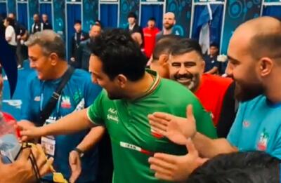  ویدیو| شعار آزادکاران در سالن گرم مسابقات جهانی: دشمن ایران بره بمیره، وطنپرست علیرضا دبیره