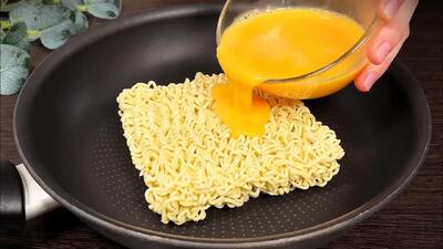  طرز تهیه رامن با تخم‌مرغ و پنیر در ماهیتابه؛ یک غذای فوری ۱۰ دقیقه‌ای