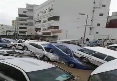  ببینید/ طوفان شدید در شمال عربستان ده‌ها خودرو را تخریب کرد