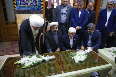  عارف به مقام شامخ شهدا در یزد ادای احترام کرد