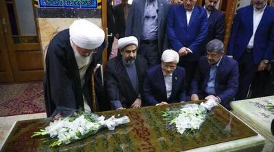  عارف به مقام شامخ شهدا در یزد ادای احترام کرد - مردم سالاری آنلاین