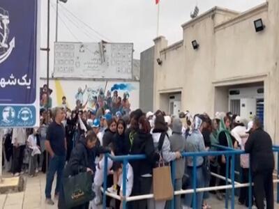  حضور هواداران پرشور بانوی ملوانی بیرون استادیوم | آخرین خبر