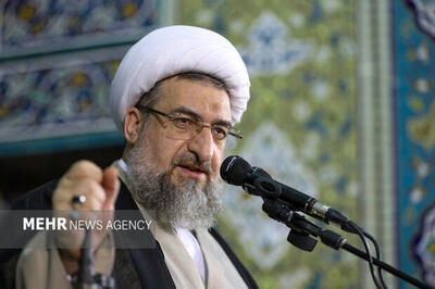  انتقاد امام جمعه تبریز از طرفداران مذاکره با آمریکا/ صلح دائمی با آمریکا توهم است/ رابطه گرگ و میش صلح‌پذیر نیست