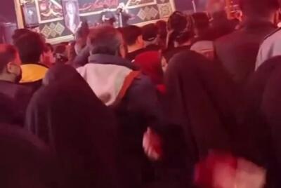 هیئت سینه زنی و عزاداری مختلط؛ آقایون جلو سینه می زند و خانم هم پشت سر