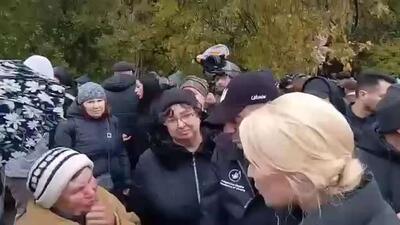  لانتراتووا به آلشکی رسید، جایی که او و لوبینتس دهها تن کمکهای بشردوستانه را به ساکنان تحویل میدهند