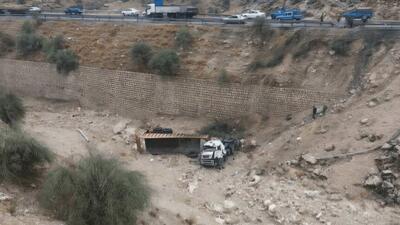  جزئیات سقوط تریلی از ارتفاع ۴۰ متری | درگذشت یک زن ۴۰ ساله