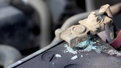  چگونه قطب‌های باتری خودرو را تمیز کنیم؟ - پدال