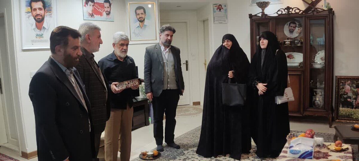 دیدار رئیس سازمان بسیج اساتید با خانواده شهید احمدی روشن در آستانه روز تکریم مادران و همسران شهدا