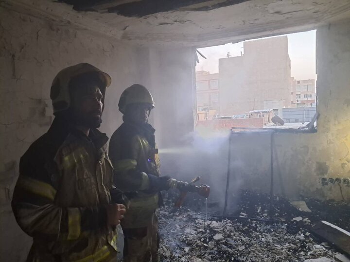 نجات ۱۵ ساکن محبوس در آتش‌سوزی ساختمان مسکونی در نعمت‌آباد