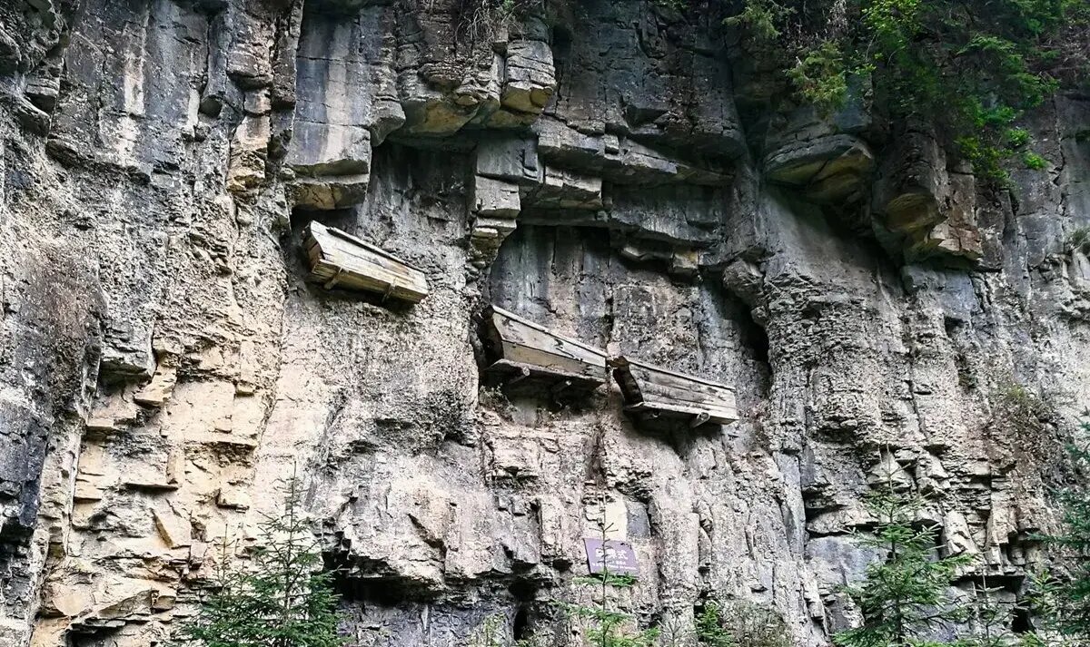 شناسایی نژاد مردگان دفن شده در تابوتهای معلق باستانی! | عکس