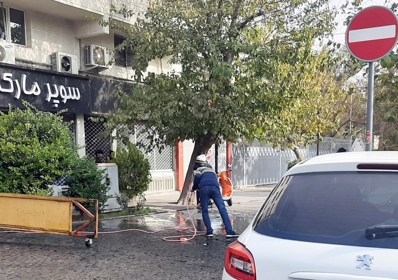 صحنهای عجیب در یکی از خیابانهای تهران | آب چاه یا آب شهری!