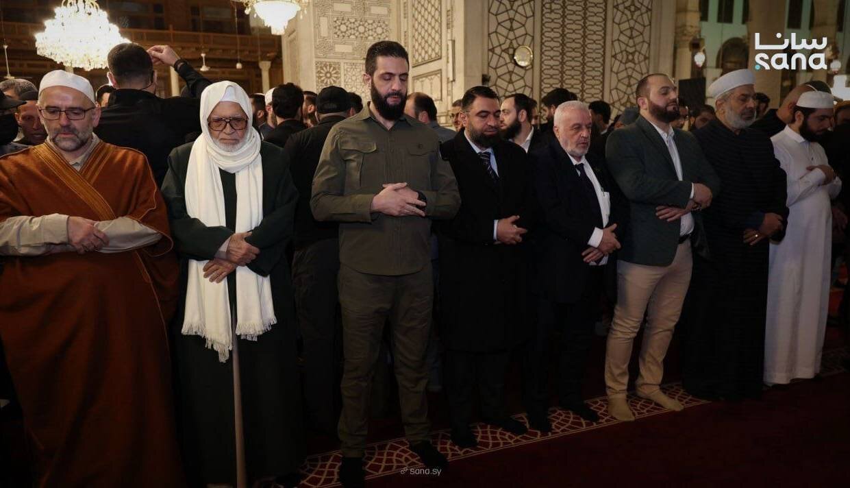 نماز صبح به امامت جولانی با لباس نظامی در مسجد اموی دمشق!