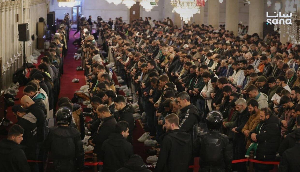 نماز صبح به امامت جولانی با لباس نظامی در مسجد اموی دمشق!