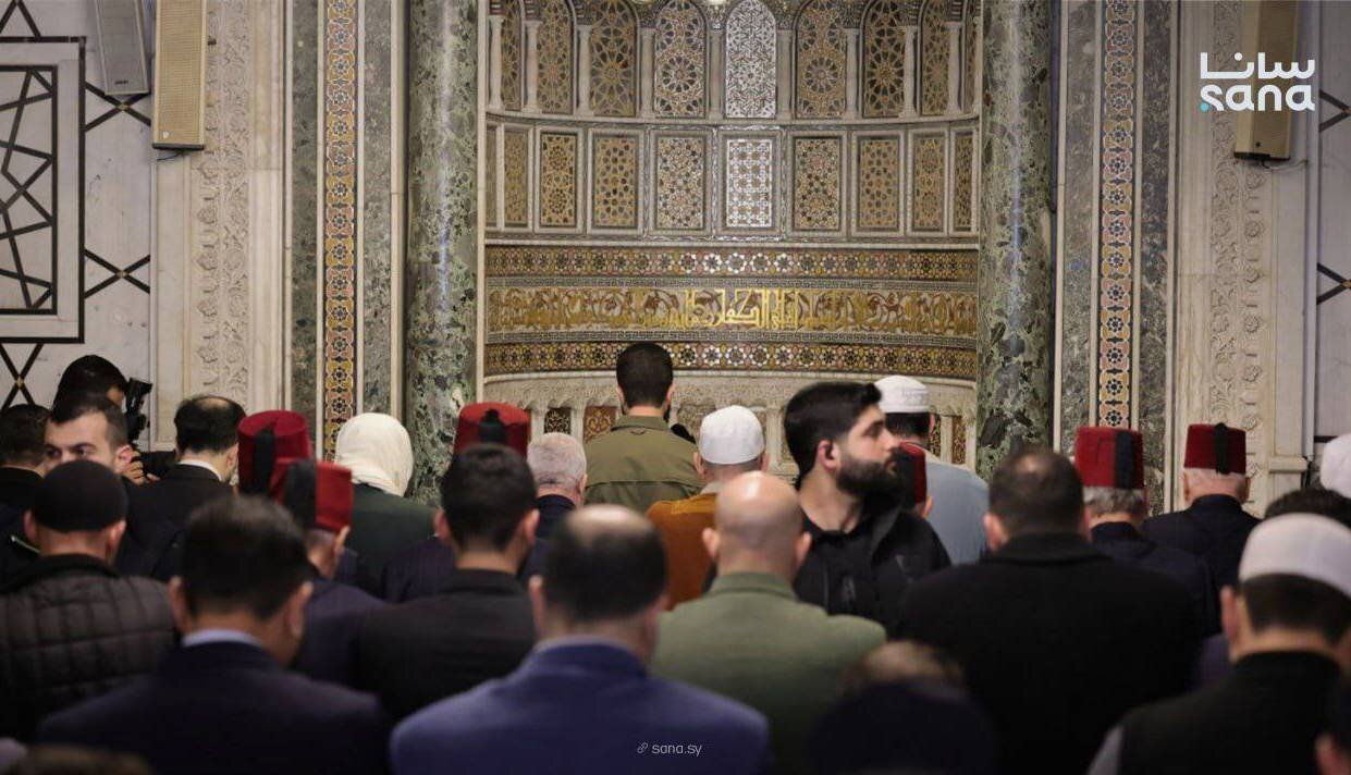 نماز صبح به امامت جولانی با لباس نظامی در مسجد اموی دمشق!
