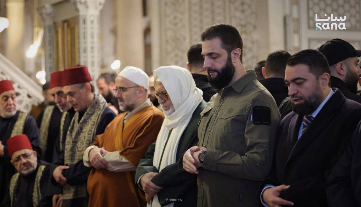 نماز صبح به امامت جولانی با لباس نظامی در مسجد اموی دمشق!