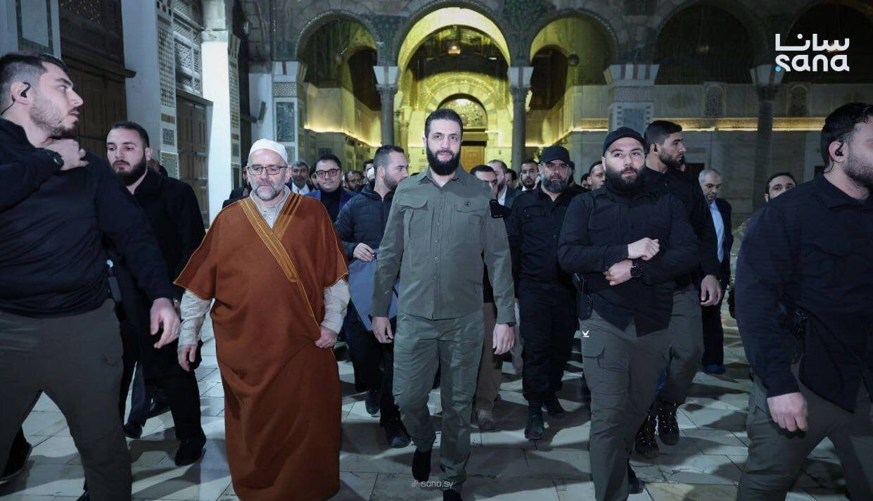 نماز صبح به امامت جولانی با لباس نظامی در مسجد اموی دمشق!
