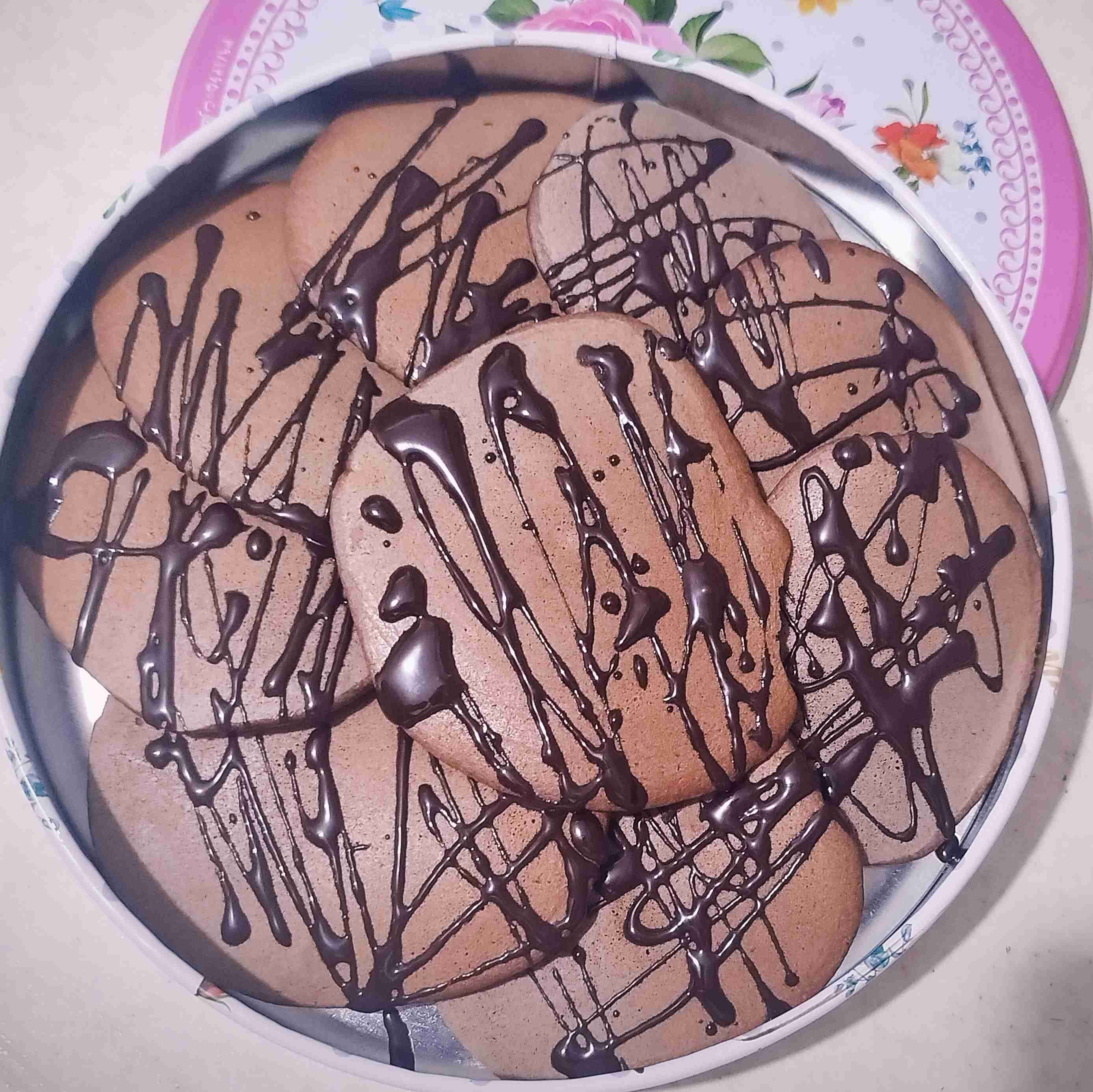 پنکیک شکلاتی خوشمزه:)🥞مواد لازم👇تخم مرغ دو عدد،شیر 1۷0گرم،آرد 200گرم،شکر 70گرم،وانیل نوک قاشق چای خوری،بکینگ پودر یک یک قاشق چای خوری ،پودر کاکائو به دلخواه،روغن دوقاشق غذا خوری :)اول تخم مرغ و شکر وانیل رو می‌زنیم تا کاملا مخلوط بشه بعدش شیر و روغن رو اضافه میکنیم و هم میزنیم و در آخر آرد و بیکینگ پودر و پودر کاکائو الک شده رو به مواد تخم مرغی اضافه میکنیم و هم میزنیم اگه خیلی مواد غلیظ بود یک کم شیر اضافه کنید و مواد رو با یک ملاقه داخل ماهیتابه داغ میریزیم وقتی روش حباب انداخت یعنی پخته و ب