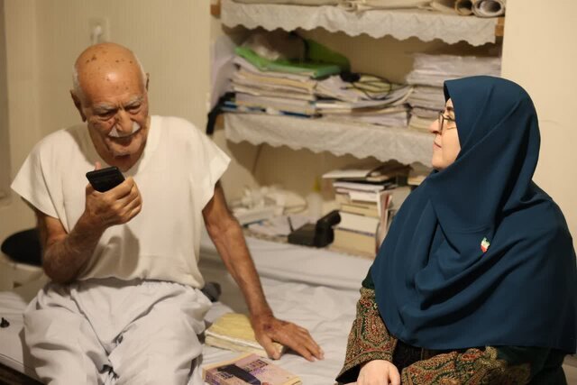 دیدار سخنگوی دولت با خیر مدرسهساز کرمانی/ قدردانی از نیمقرن خدمت بیادعای «عطا احمدی»