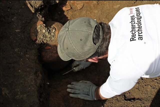 کشف قلک‌های ۱۸۰۰ساله مملو از سکه