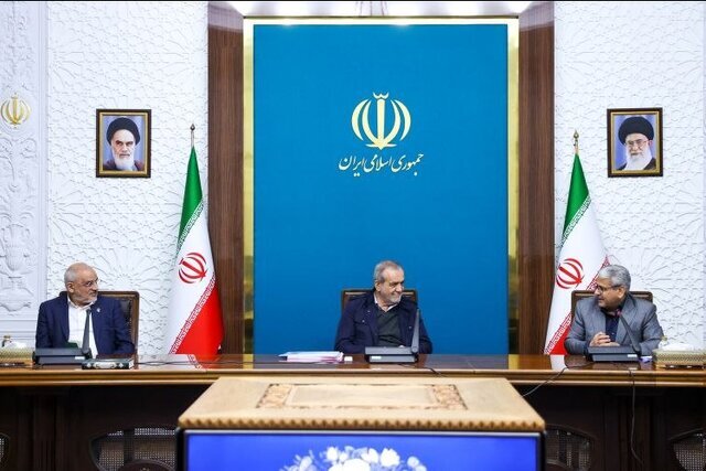 اخبار سیاسی ۱۷ آذر؛ افزایش قیمت بنزین؛ از ۲۲ آذر/تکذیب استعفای وزرا