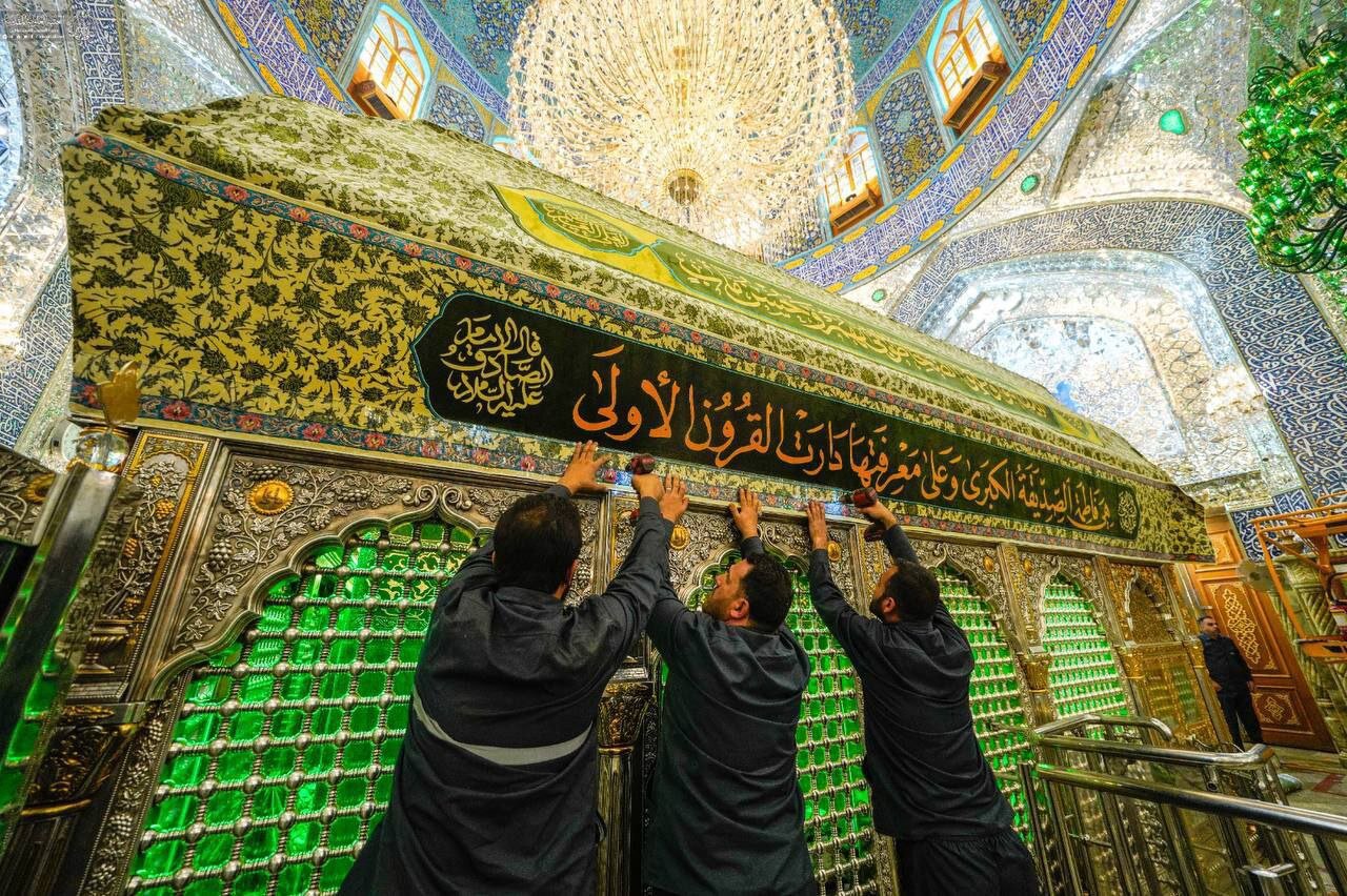 عکس/ گل‌آرایی ضریح امیرالمومنین(ع) به‌مناسبت ولادت حضرت زهرا(س)