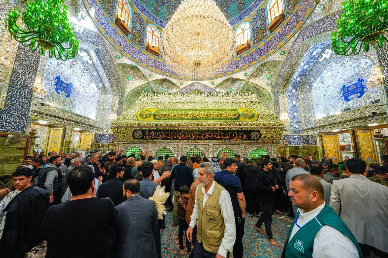 عکس/ گل‌آرایی ضریح امیرالمومنین(ع) به‌مناسبت ولادت حضرت زهرا(س)