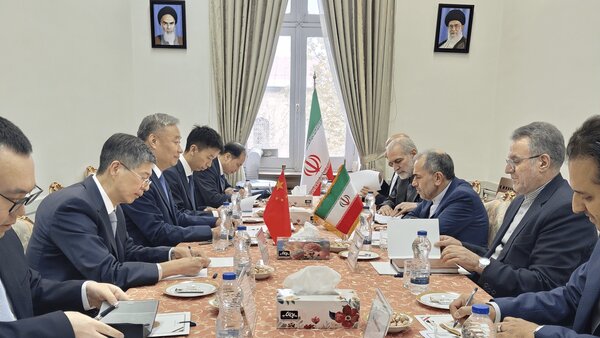 معاون وزیر خارجه چین با تخت‌روانچی در تهران دیدار کرد