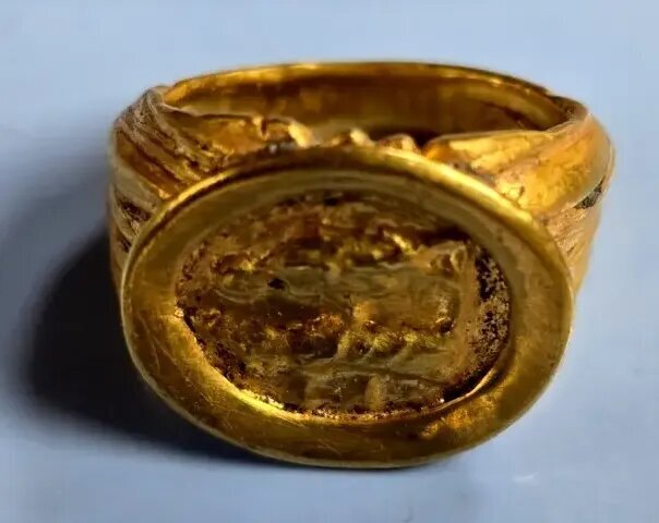 حلقۀ ازدواج طلایی ۱۸۰۰ ساله در ویرانههای روم باستان! | عکس