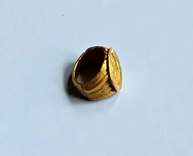 حلقۀ ازدواج طلایی ۱۸۰۰ ساله در ویرانههای روم باستان! | عکس