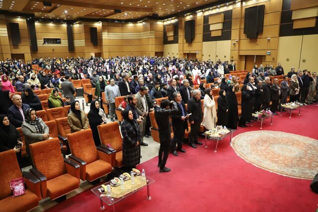 برگزاری همایشی متفاوت در ستایش همت بلند دانشآموزان معلول و پدری که بچهها دوستش دارند