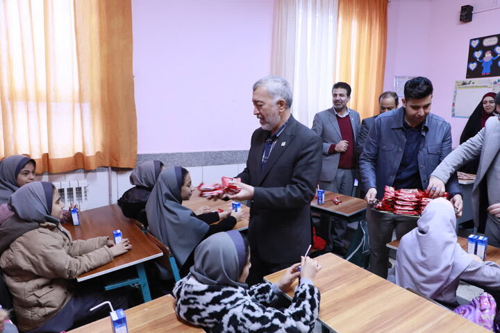 اسدی:۴۰نوبت شیر برای بیش از ۸۰۰هزار دانشآموز خراسان رضوی توزیع می شود