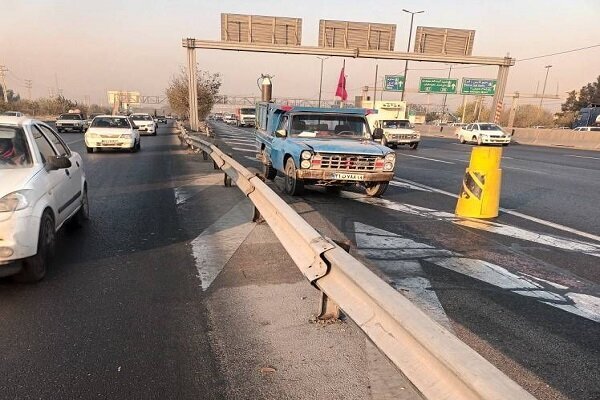 تعمیر فوری گاردریلهای آسیبدیده در بزرگراه آزادگان