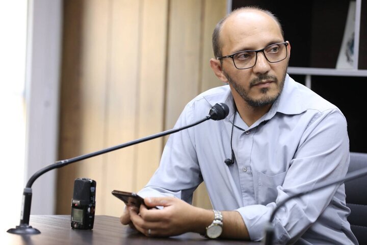 شعر جوان درجا میزند و شعرها شبیه هم شده است