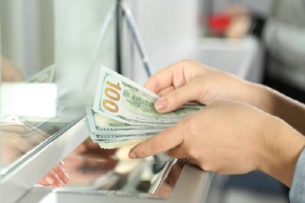 هیجانات ارزی فروکش میکند؛ خریداران، بهای ترس را میپردازند