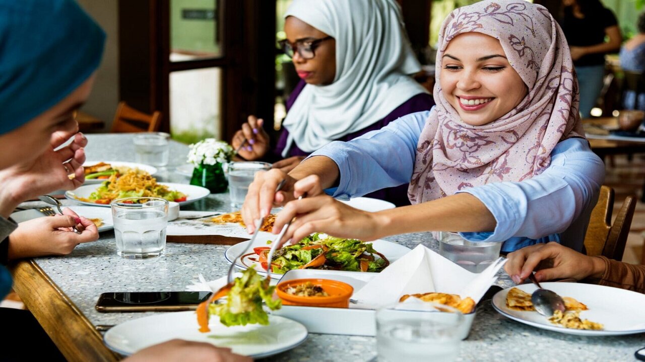 از آداب غذا خوردن مسلمانها چه میدانید؟