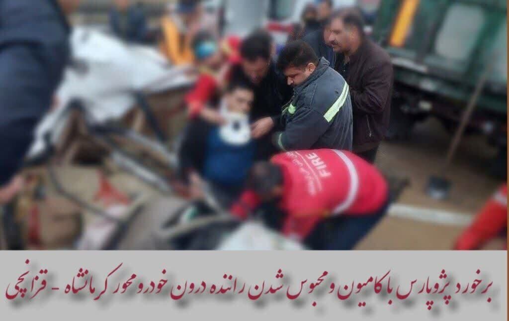 محبوس شدن راننده پژو بر اثر تصادف در محور کرمانشاه - قزانچی