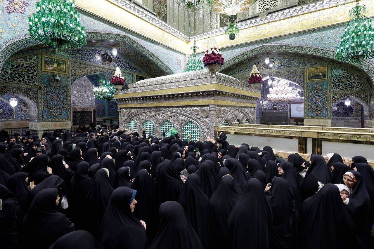 عکس/ غبارروبی ضریح مطهر امام رضا(ع) با حضور بانوان‌
