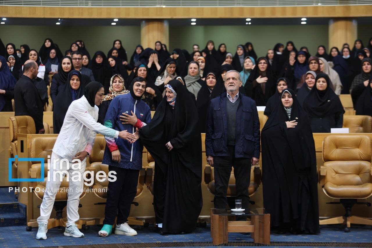 عکس/ گرامیداشت «روز زن» با حضور رییس جمهور