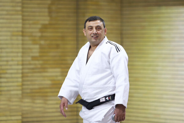 مربی خارجی تیم ملی: مردم کشور من پزشکیان را خیلی دوست دارند