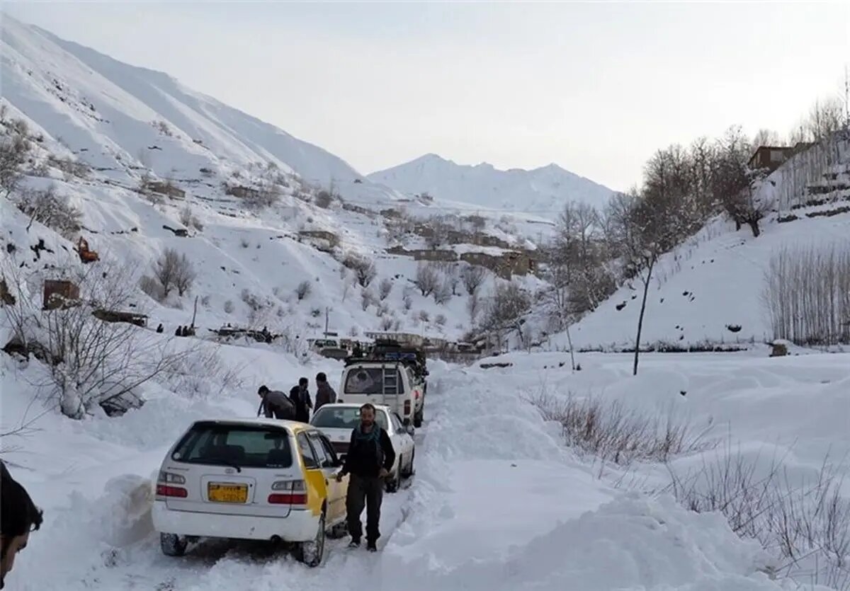 بارش برف راه ارتباطی ۷۰ روستای دلفان را مسدود کرد