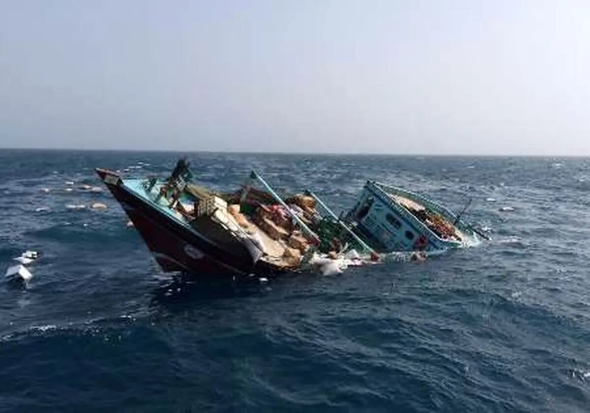 نجات صیادان قایقهای گرفتار شده در طوفان در آبهای جزایر لاوان