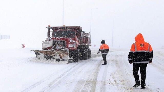 استقرار اکیپهای برفروبی در گردنههای برفگیر وکولاکخیز ملایر
