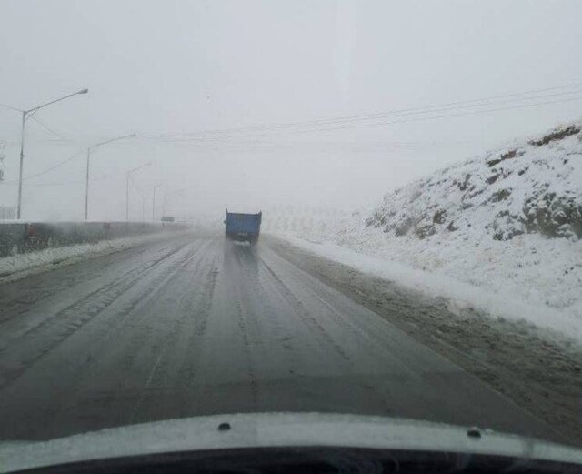 مهگرفتگی شدید و بارش برف در محورهای کوهستانی و گردنههای آذربایجان غربی