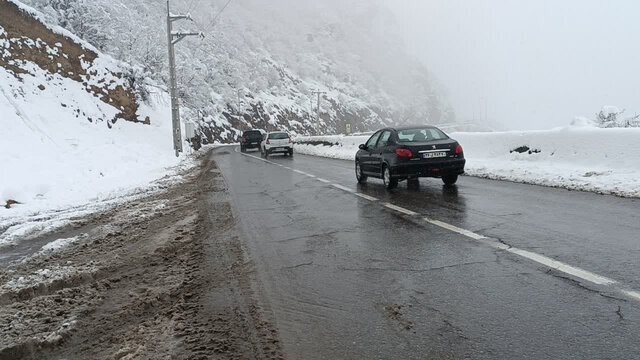 بارش برف در محورهای کوهستانی مازندران / سطح جادهها لغزنده است