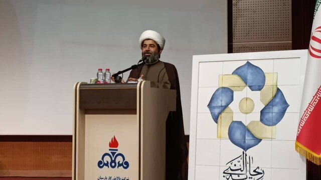امام جمعه مهر: قرار دادن زنان به عنوان محور اجتماعی به ارتقای فرهنگ در جامعه کمک میکند