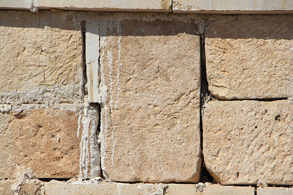 خراب‌کاری در آرامگاهِ جاماسب! + عکس