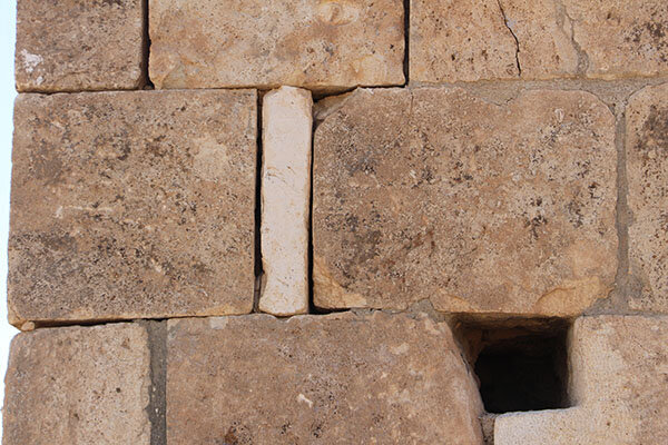 خراب‌کاری در آرامگاهِ جاماسب! + عکس