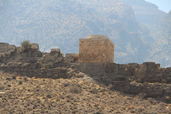 خراب‌کاری در آرامگاهِ جاماسب! + عکس