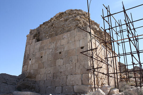 خراب‌کاری در آرامگاهِ جاماسب! + عکس