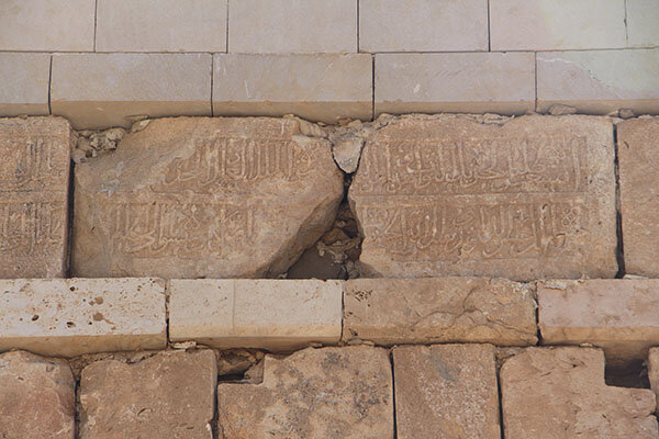 خراب‌کاری در آرامگاهِ جاماسب! + عکس